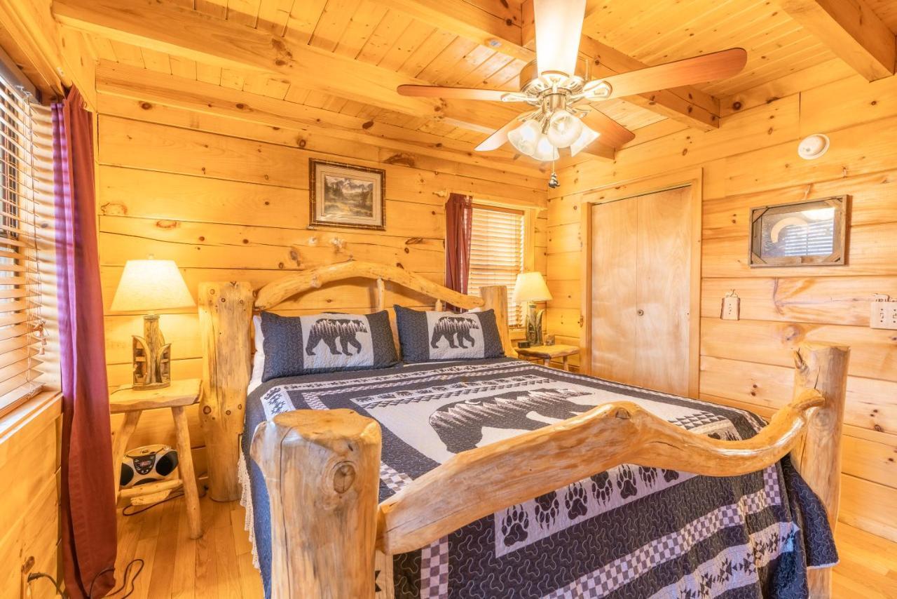 Moonshine Ridge Cabin With Hot Tub And Fire Pit Pigeon Forge Exterior photo