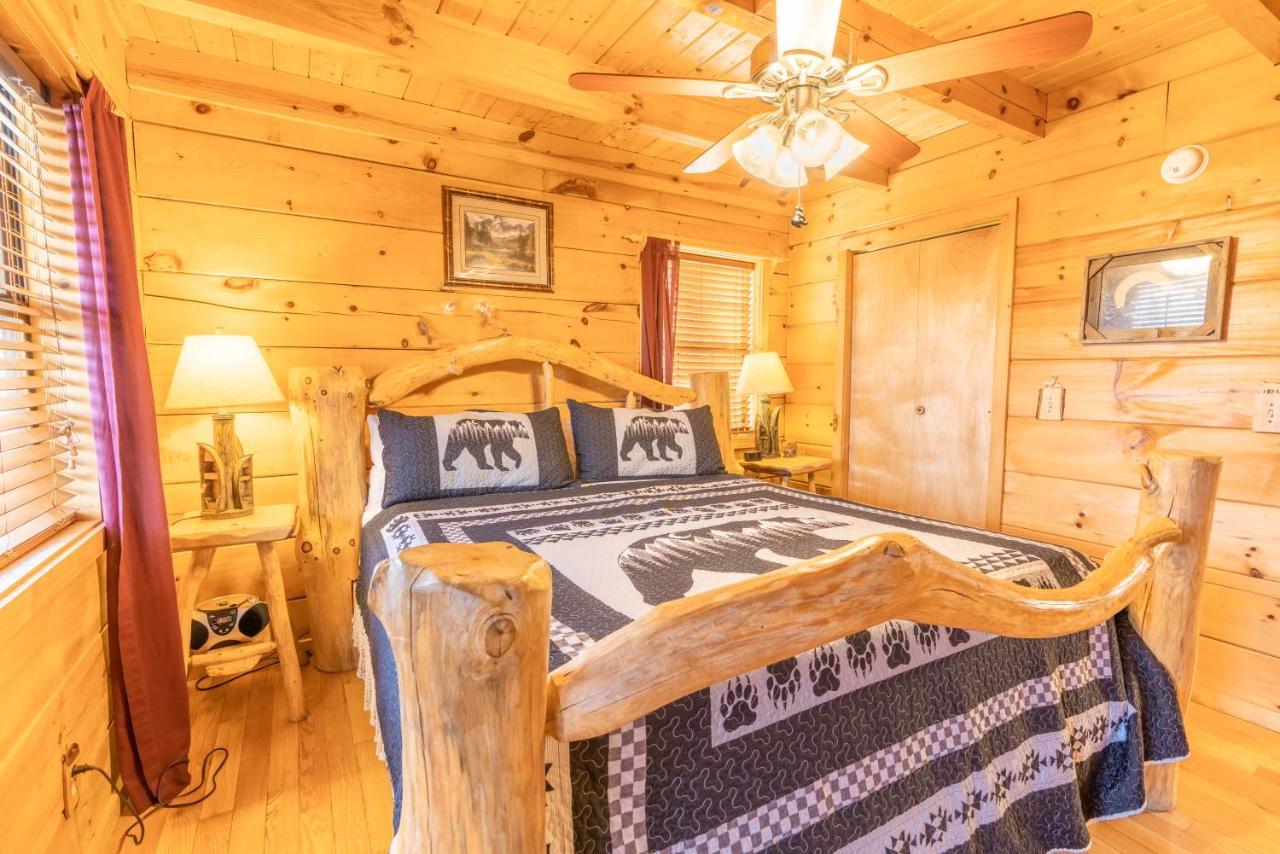 Moonshine Ridge Cabin With Hot Tub And Fire Pit Pigeon Forge Exterior photo